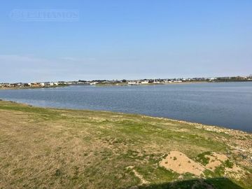 Casa con excelente diseño en Barrio Marinas Puertos del Lago