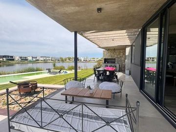 Casa con excelente diseño en Barrio Marinas Puertos del Lago