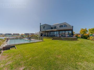 Casa con excelente diseño en Barrio Marinas Puertos del Lago