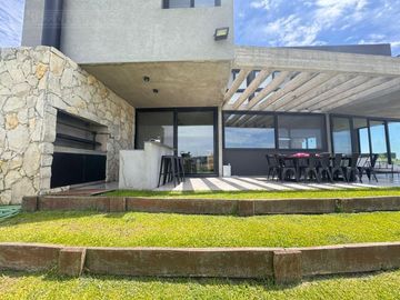 Casa con excelente diseño en Barrio Marinas Puertos del Lago