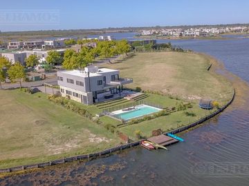 Casa con excelente diseño en Barrio Marinas Puertos del Lago