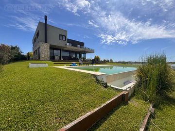 Casa con excelente diseño en Barrio Marinas Puertos del Lago