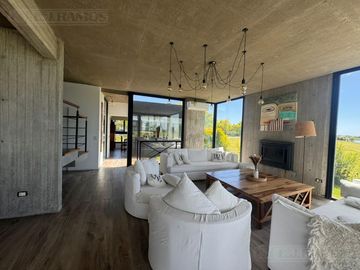 Casa con excelente diseño en Barrio Marinas Puertos del Lago
