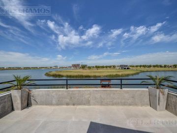 Casa con excelente diseño en Barrio Marinas Puertos del Lago