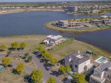 Casa con excelente diseño en Barrio Marinas Puertos del Lago