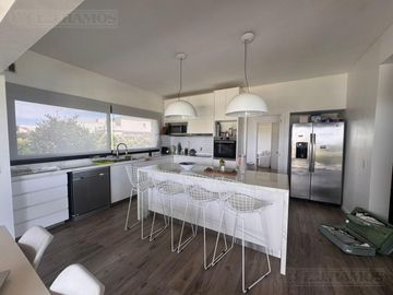 Casa con excelente diseño en Barrio Marinas Puertos del Lago