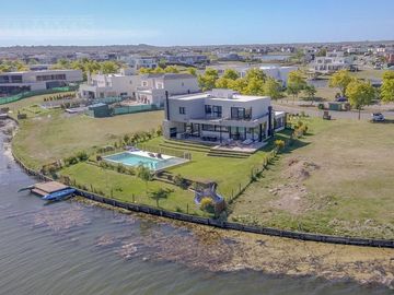 Casa con excelente diseño en Barrio Marinas Puertos del Lago
