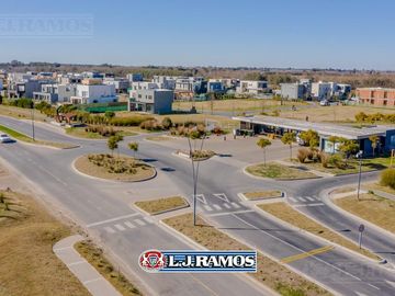 Casa con excelente diseño en Barrio Marinas Puertos del Lago