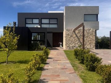Casa con excelente diseño en Barrio Marinas Puertos del Lago