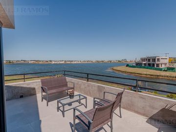 Casa con excelente diseño en Barrio Marinas Puertos del Lago
