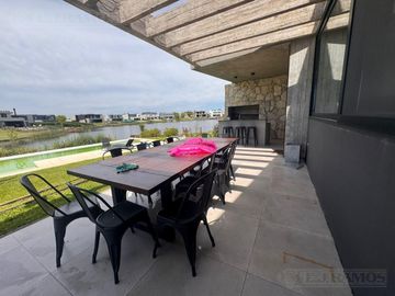 Casa con excelente diseño en Barrio Marinas Puertos del Lago
