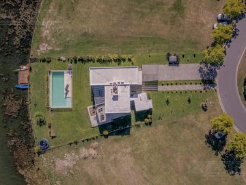 Casa con excelente diseño en Barrio Marinas Puertos del Lago