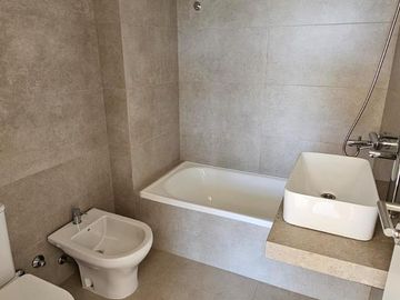 Venta departamento 3 ambientes con jardín en Nordelta