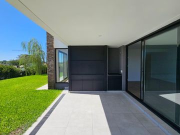 Venta departamento 3 ambientes con jardín en Nordelta
