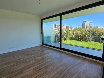 Venta departamento 3 ambientes con jardín en Nordelta