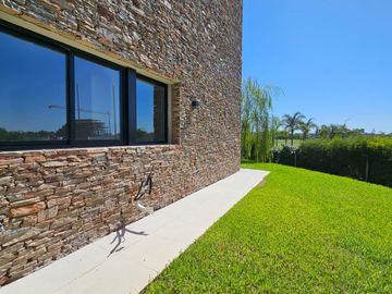 Venta departamento 3 ambientes con jardín en Nordelta