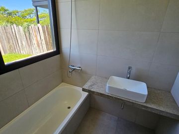 Venta departamento 3 ambientes con jardín en Nordelta