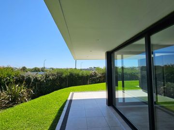 Venta departamento 3 ambientes con jardín en Nordelta