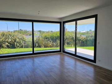 Venta departamento 3 ambientes con jardín en Nordelta