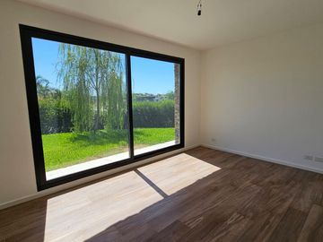 Venta departamento 3 ambientes con jardín en Nordelta