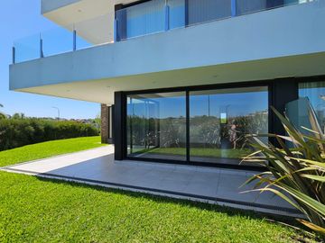 Venta departamento 3 ambientes con jardín en Nordelta