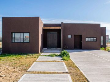 Casa 5 ambientes venta con doble cochera en Ingeniero Maschwitz