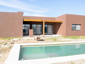 Casa 5 ambientes venta con doble cochera en Ingeniero Maschwitz