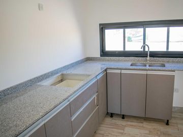Casa 5 ambientes venta con doble cochera en Ingeniero Maschwitz