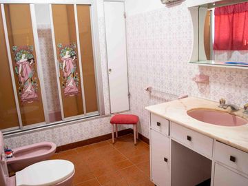 Casa de 4 ambientes con dependencia en venta en Martínez