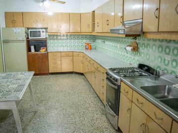 Casa de 4 ambientes con dependencia en venta en Martínez