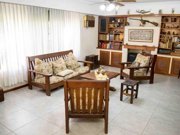 Casa de 4 ambientes con dependencia en venta en Martínez