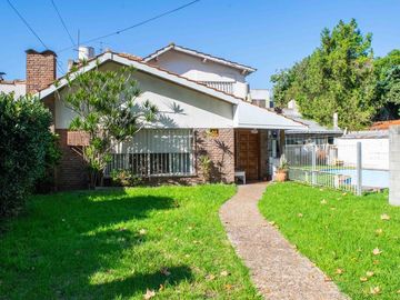 Casa de 4 ambientes con dependencia en venta en Martínez