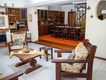 Casa de 4 ambientes con dependencia en venta en Martínez