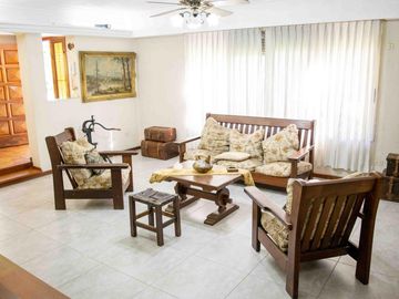 Casa de 4 ambientes con dependencia en venta en Martínez