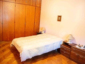 Casa de 4 ambientes con dependencia en venta en Martínez