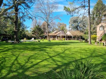 Casa de 5 ambientes con cochera en venta en Del Viso