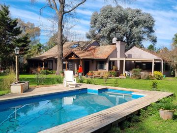 Casa de 5 ambientes con cochera en venta en Del Viso