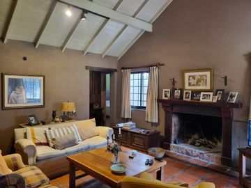 Casa de 5 ambientes con cochera en venta en Del Viso