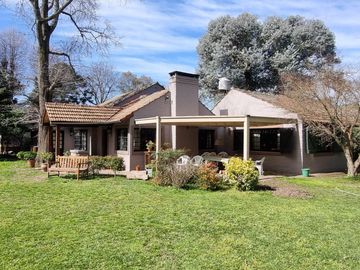Casa de 5 ambientes con cochera en venta en Del Viso