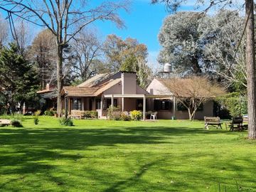 Casa de 5 ambientes con cochera en venta en Del Viso