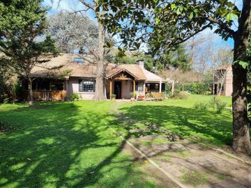 Casa de 5 ambientes con cochera en venta en Del Viso