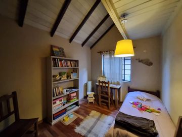 Casa de 5 ambientes con cochera en venta en Del Viso