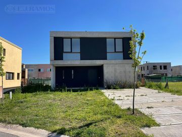 Casa en el Barrio Araucarias - Puertos - Escobar