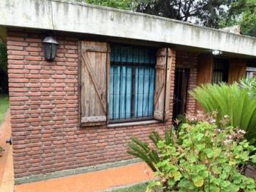 Casa en venta - 4 Dormitorios 2 Baños - 2.370Mts2 - El Trébol, Echeverría