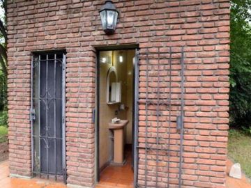 Casa en venta - 4 Dormitorios 2 Baños - 2.370Mts2 - El Trébol, Echeverría