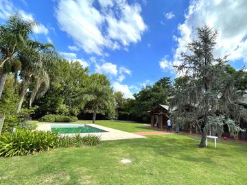 Casa en Venta con pileta en Funes