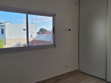 Duplex a estrenar 5,60 de ancho, 3 dormitorios + play. Cochera x 2.