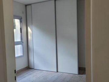 Duplex a estrenar 5,60 de ancho, 3 dormitorios + play. Cochera x 2.