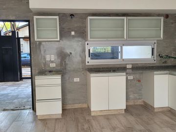 Duplex a estrenar 5,60 de ancho, 3 dormitorios + play. Cochera x 2.