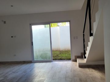 Duplex a estrenar 5,60 de ancho, 3 dormitorios + play. Cochera x 2.